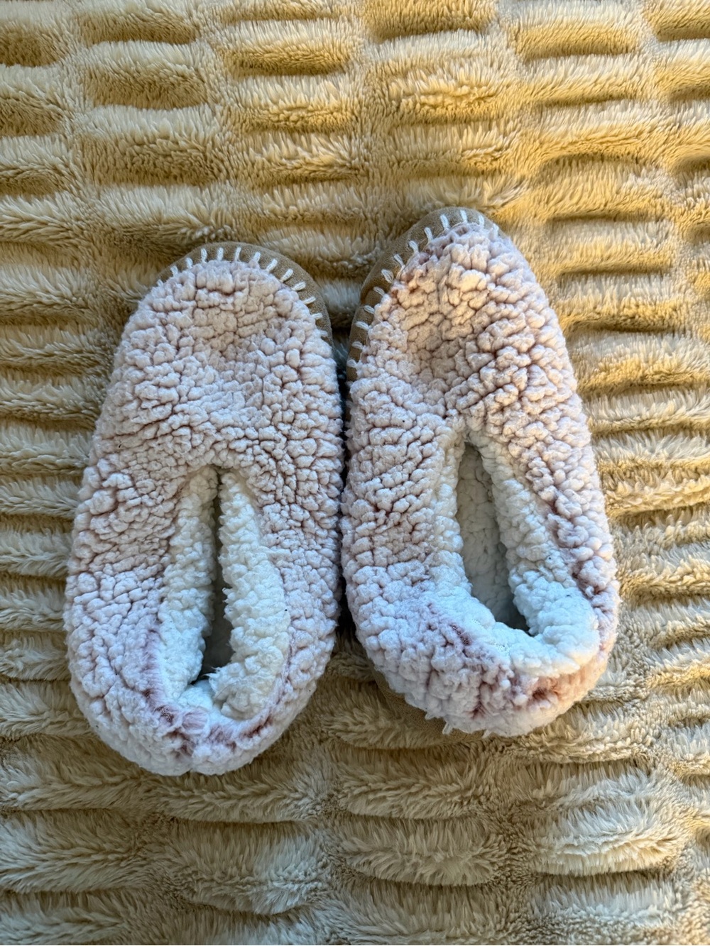 Cozy Women's Faux-Sherpa Slippers - Cream